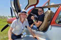 Martin lässt sich die Cirrus von Marcelo zeigen