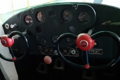 Cockpit eines alten Schätzchens des Aeroclub Tacuarembó