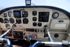 aufgeräumtes Cockpit unserer geliehenen C182