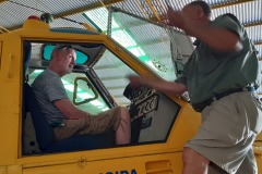 Manfred lässt sich das Agrarflugzeug erklären