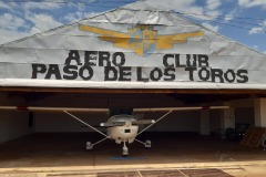 Flieger in der Halle abgestellt